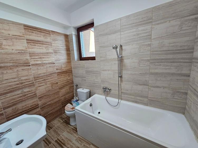 Duplex cu 4 camere cu Canalizare în Central