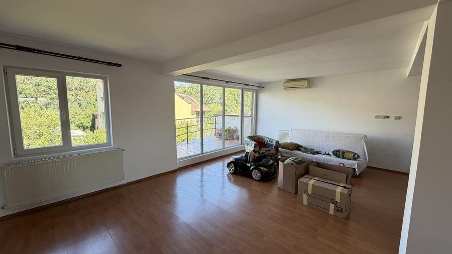 Duplex cu 5 camere cu Canalizare în Roșu