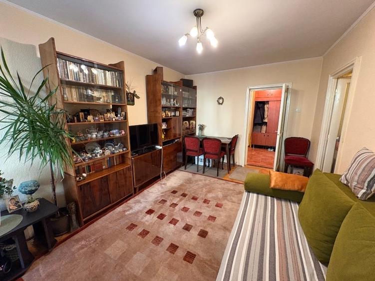 Apartament cu 3 camere semidecomandat, mobilat în Iancului