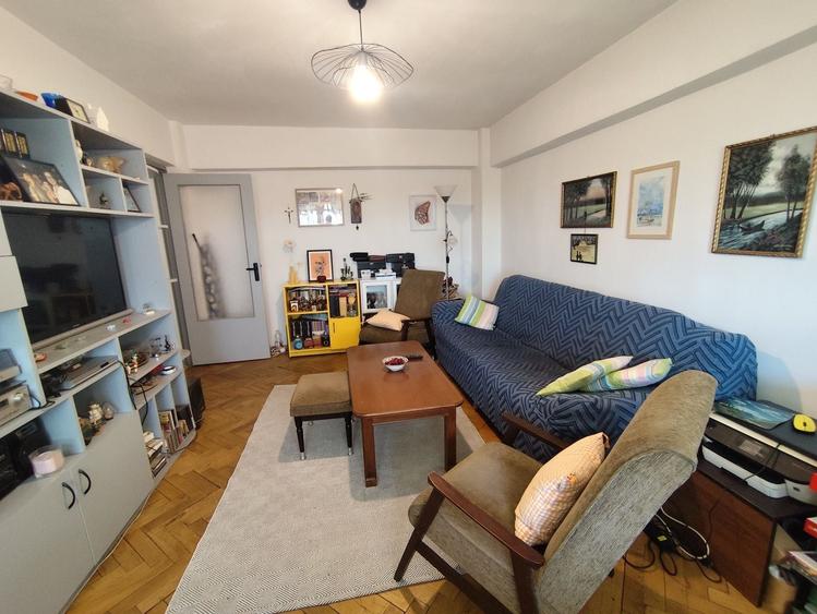 Apartament cu 3 camere decomandat în Mofleni