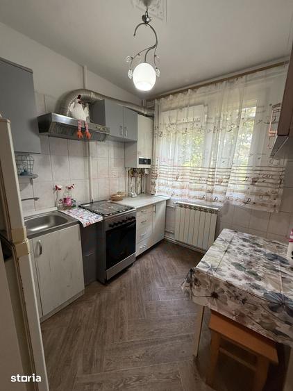 Apartament cu 3 camere semidecomandat în Micro 38