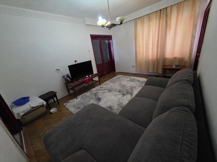 Apartament cu 4 camere decomandat în Central