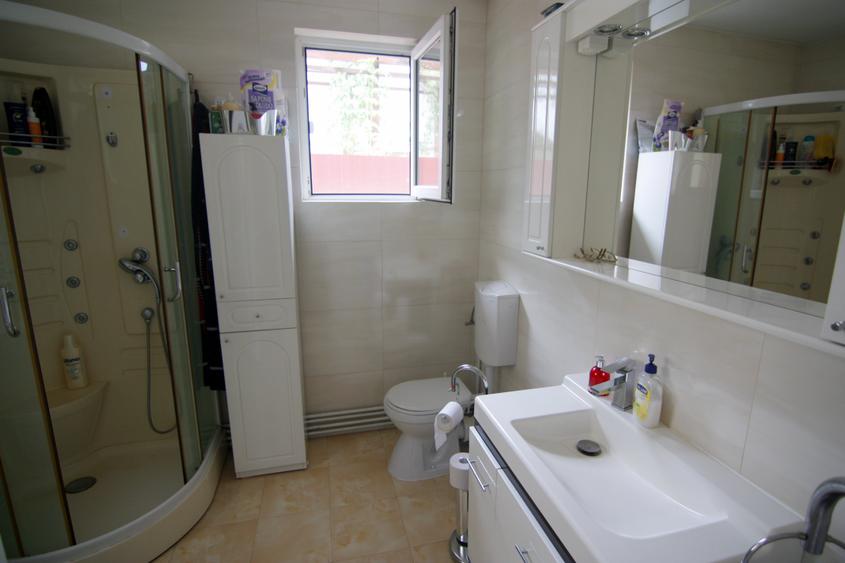 Casă individuală cu 5 camere cu Canalizare în Ultracentral