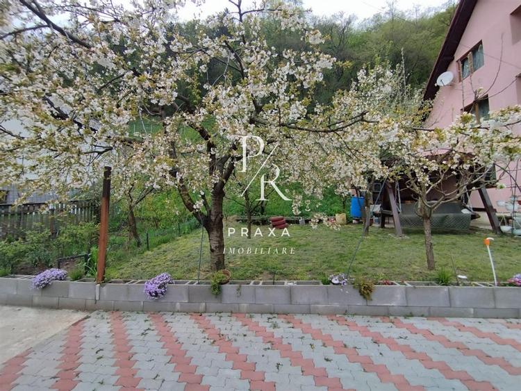 Casă individuală cu 6 camere cu Teren 1300 Mp în Tăuți