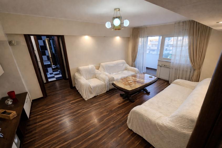 Apartament cu 3 camere semidecomandat, mobilat în Văcăresti