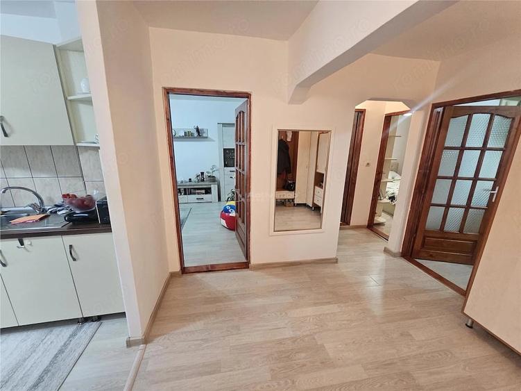 Apartament cu 3 camere decomandat în Cuptoare (Reșița)