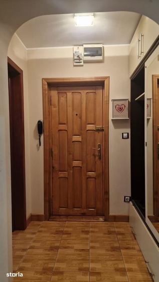 Apartament cu 3 camere semidecomandat, mobilat în Central