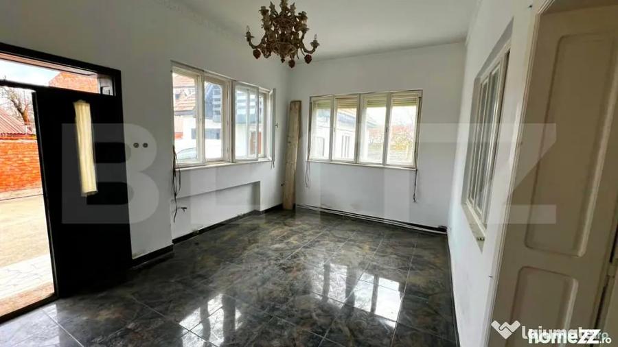 Casă cu 6 camere cu Teren 644 Mp în Central