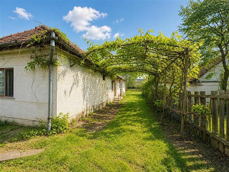 Casă cu 6 camere cu Teren 1924 Mp în Exterior Est