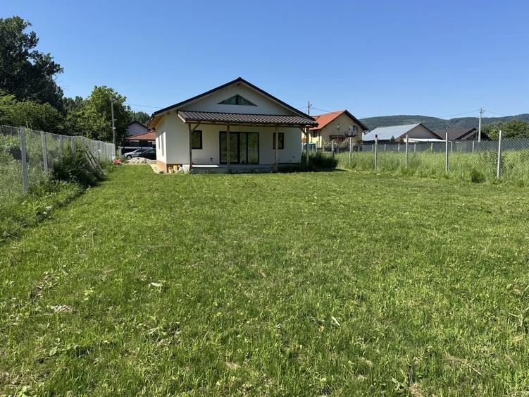 Casă cu 3 camere în Bujoreni