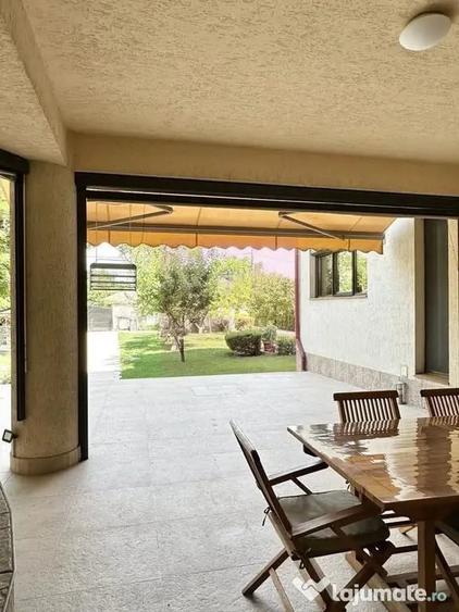 Casă cu 10 camere cu Teren 1700 Mp în Sud