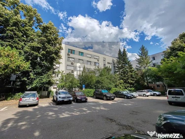 Apartament cu 3 camere decomandat în Titan