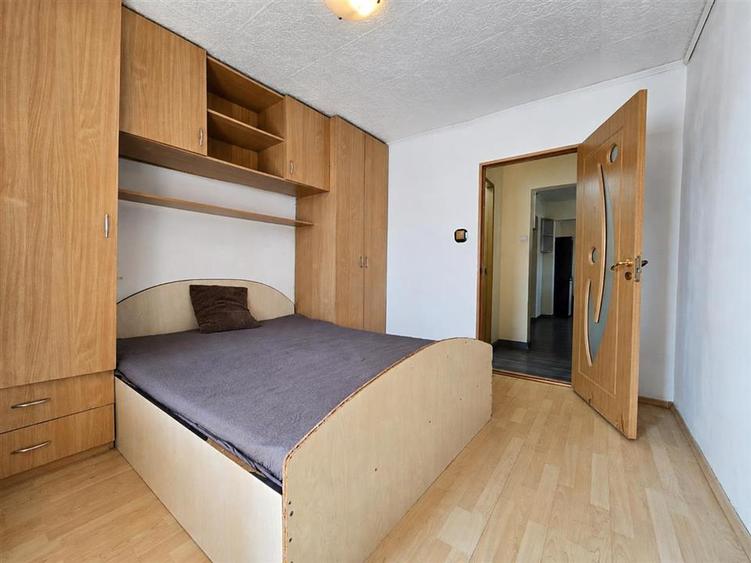 Apartament cu 3 camere decomandat în Nufărul