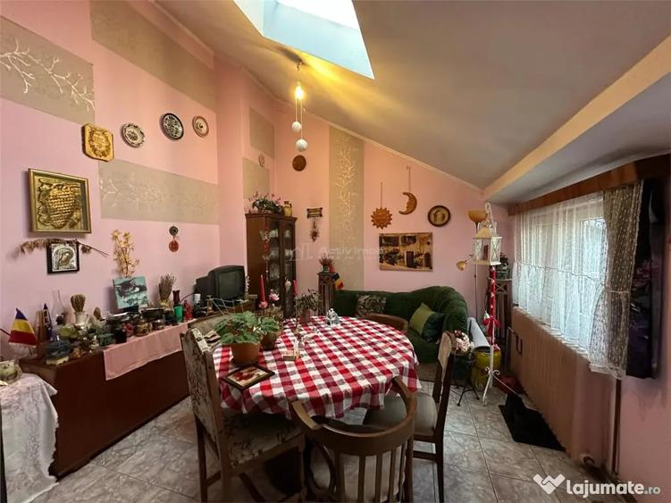 Casă cu 7 camere cu Teren 900 Mp în Central
