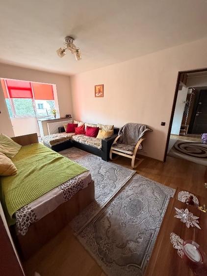 Apartament cu 3 camere semidecomandat în Km 4-5