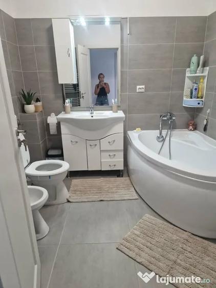 Apartament cu 4 camere semidecomandat în Florești