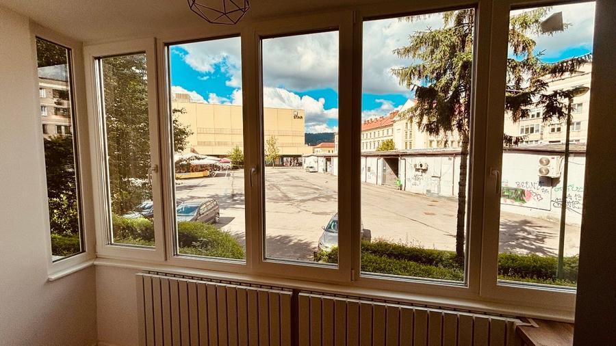Apartament cu 3 camere semidecomandat, mobilat în Centrul Istoric