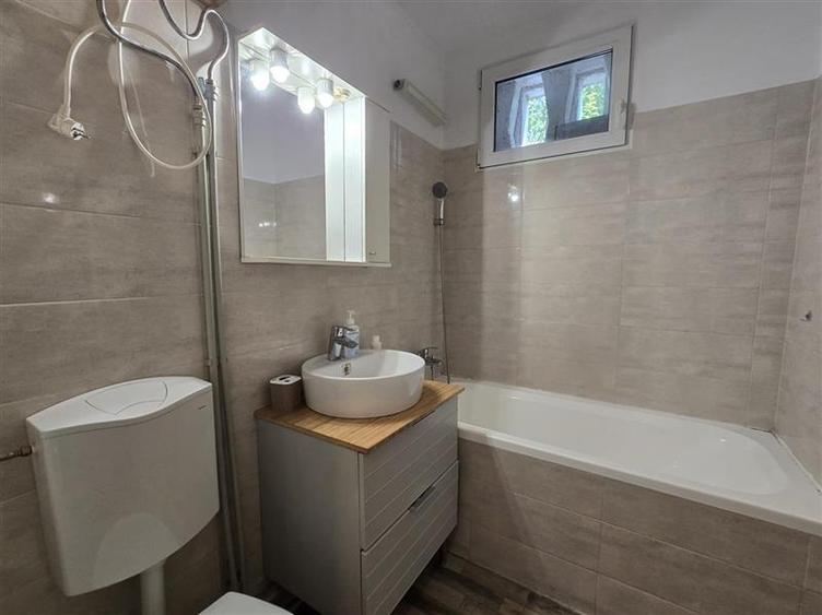 Apartament cu 2 camere semidecomandat, mobilat în 1 Mai