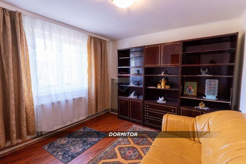 Casă individuală cu 5 camere cu Teren 6532 Mp în Cernești