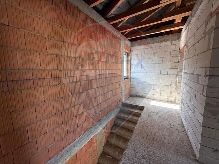 Casă individuală cu 5 camere cu Teren 343 Mp în Central