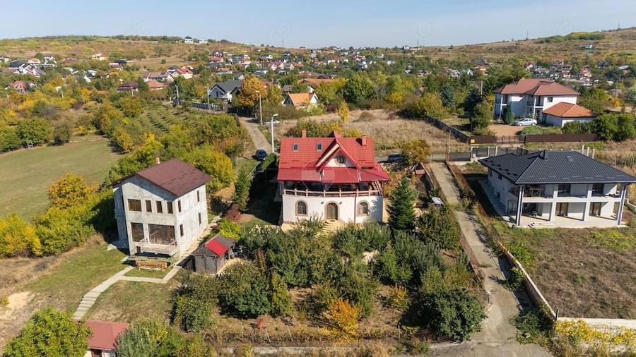 Casă cu 9 camere cu Teren 1025 Mp în Filiași