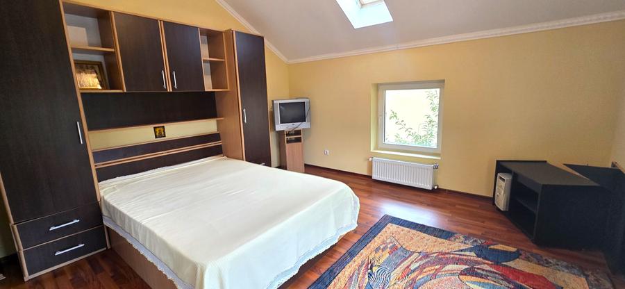 Casă individuală cu 7 camere cu Canalizare în Săftica