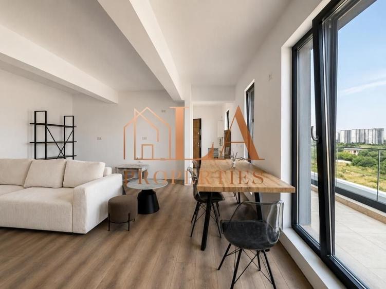 Penthouse cu 3 camere decomandat în Sud-Vest