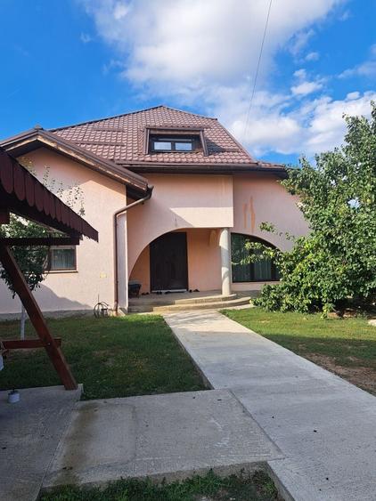Casă cu 4 camere în Coșteiu