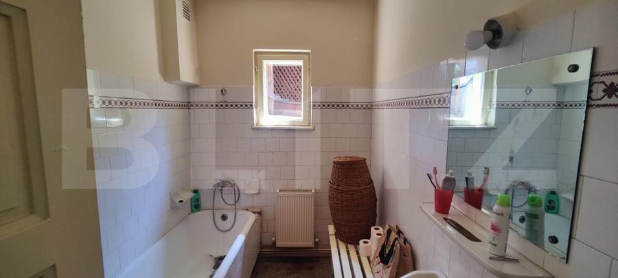 Casă individuală cu 7 camere cu Canalizare în Central