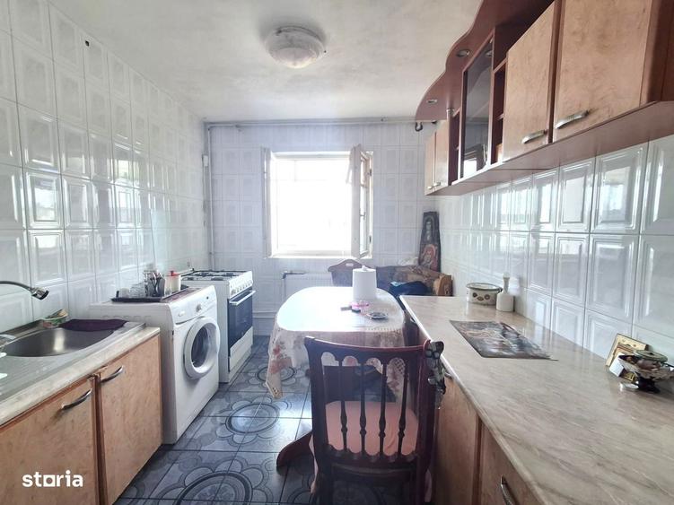 Apartament cu 3 camere semidecomandat, mobilat în Dristor
