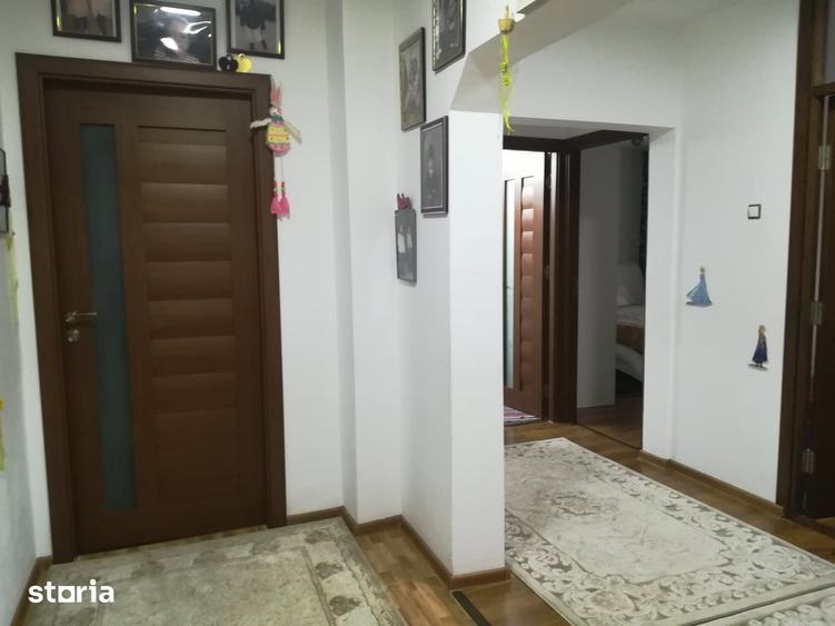 Apartament cu 4 camere decomandat în 1 Decembrie