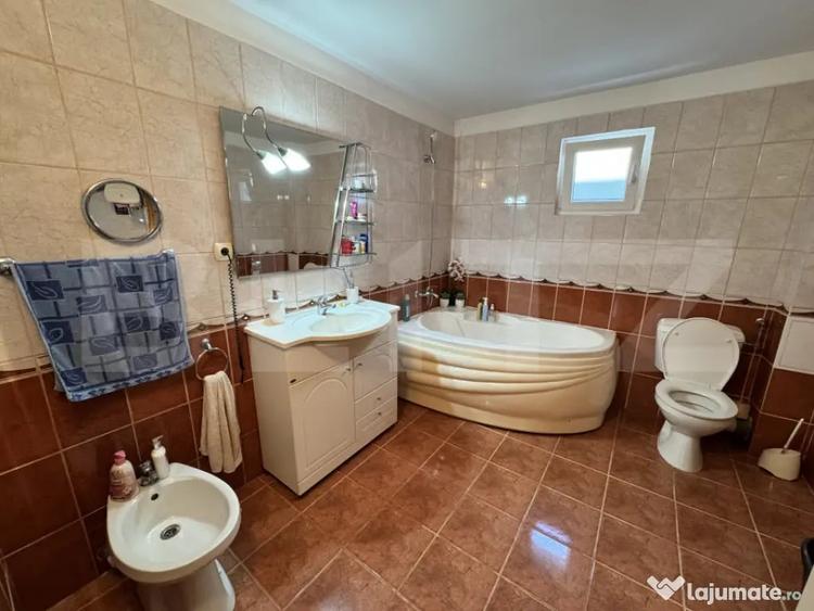Casă cu 4 camere cu Teren 1400 Mp în Central