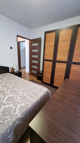 Apartament cu 3 camere decomandat în Berceni