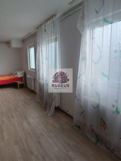 Casă individuală cu 9 camere cu Canalizare în Mărăcineanu