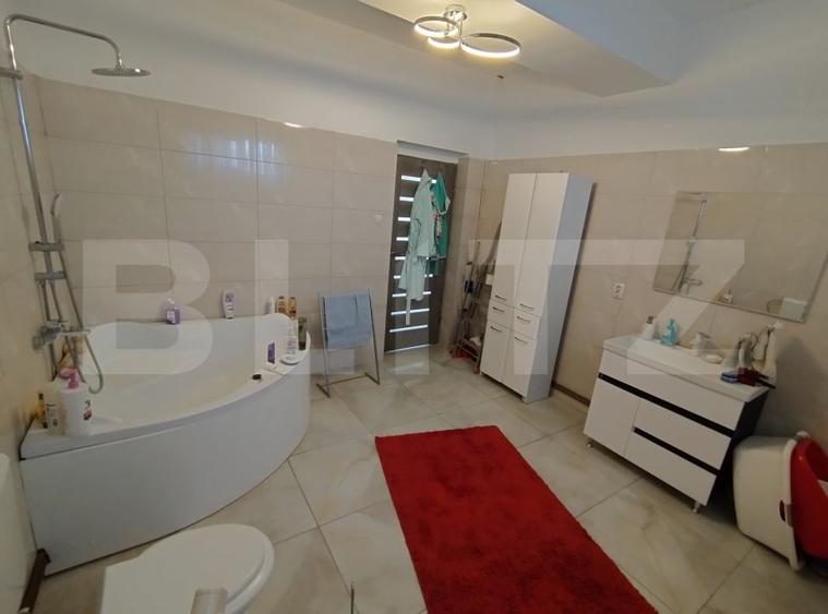 Casă individuală cu 6 camere cu Canalizare în Cârcea