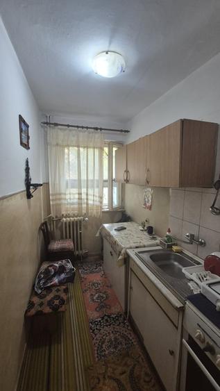 Apartament cu 3 camere semidecomandat în Inel II