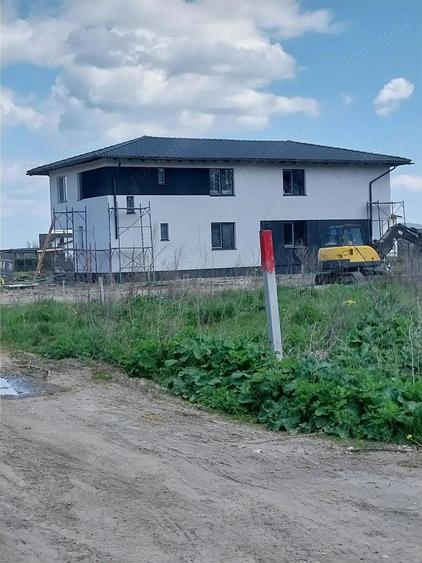 Casă cu 4 camere cu Teren 500 Mp în Stupini
