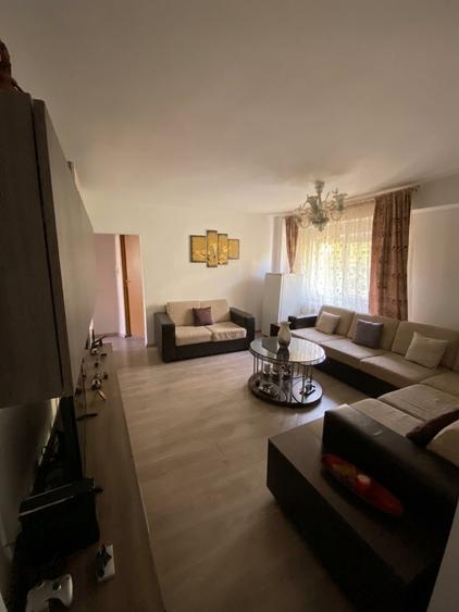 Apartament cu 4 camere semidecomandat, mobilat în Sebastian