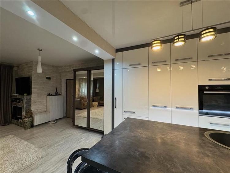 Apartament cu 3 camere decomandat, mobilat în Bucium