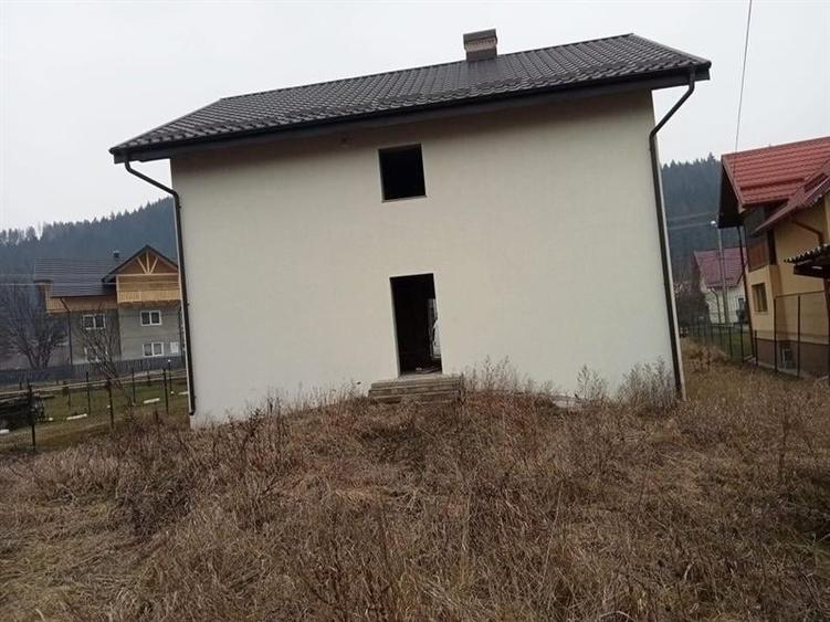 Casă individuală cu 4 camere cu Teren 890 Mp în Central