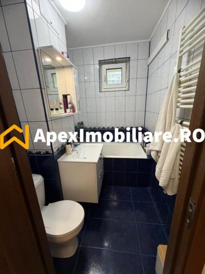 Apartament cu 3 camere semidecomandat în Berceni