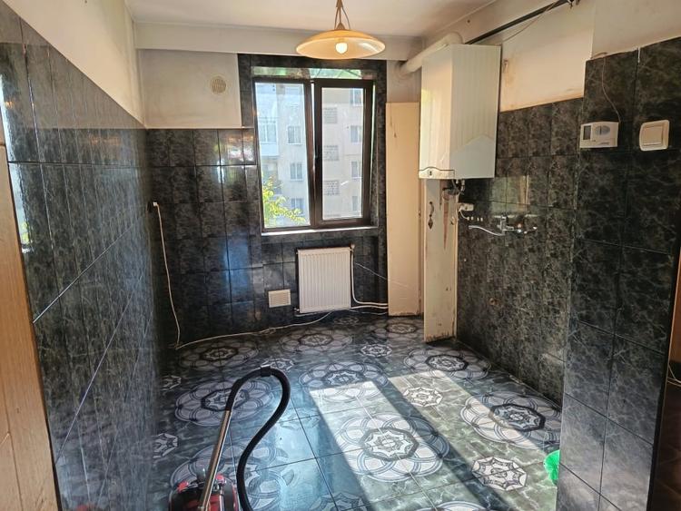 Apartament cu 4 camere decomandat în Săsar
