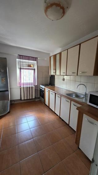 Apartament cu 3 camere semidecomandat în Central