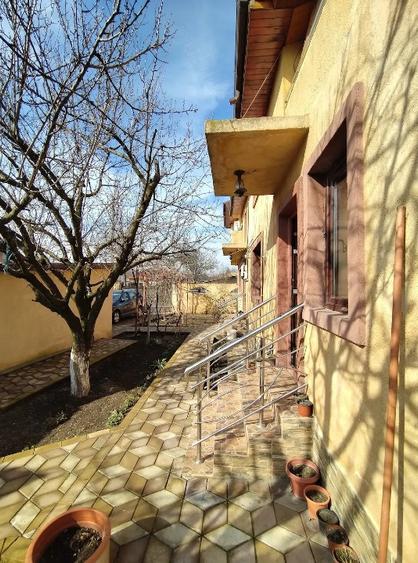 Casă individuală cu 5 camere cu Teren 400 Mp în Central