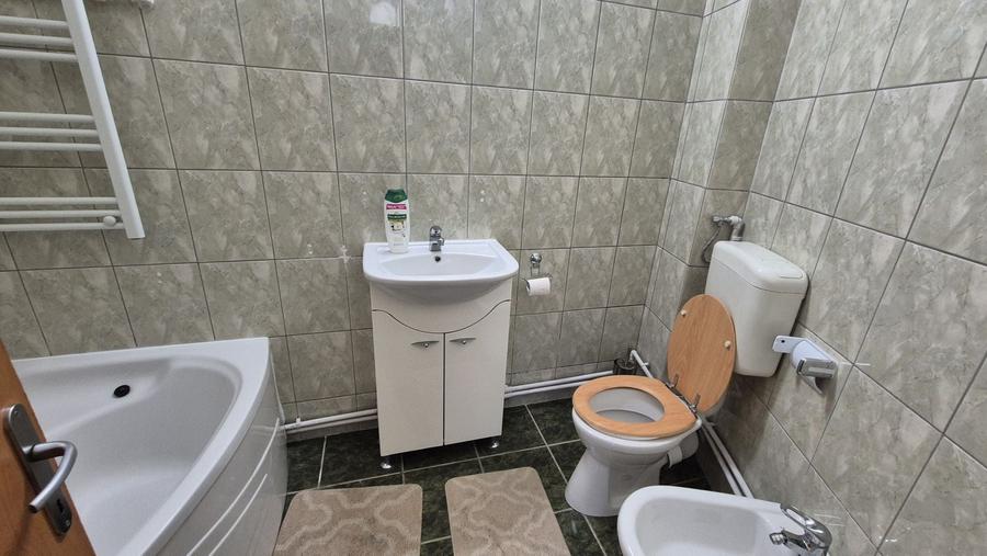 Apartament cu 3 camere semidecomandat în Universitate