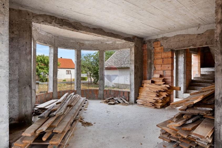 Casă individuală cu 5 camere cu Teren 1468 Mp în Semlac