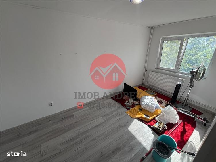 Apartament cu 3 camere decomandat în Piața Nouă