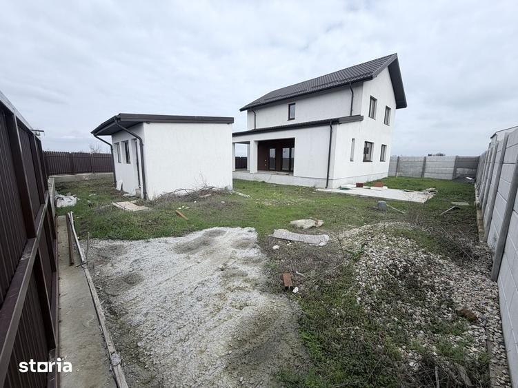 Casă cu 5 camere cu Teren 492 Mp în Glina