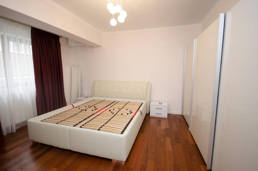 Apartament cu 3 camere decomandat în P-ța Victoriei
