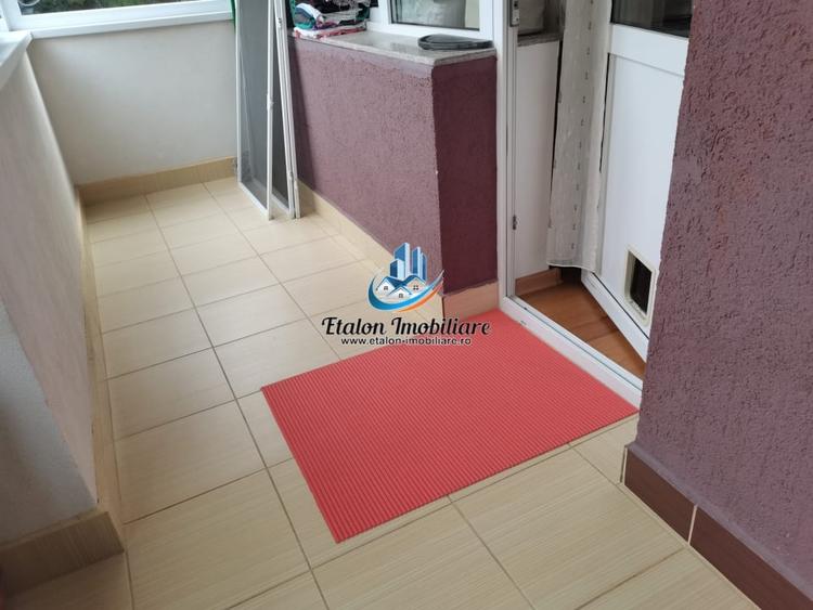 Apartament cu 4 camere decomandat în Periferie